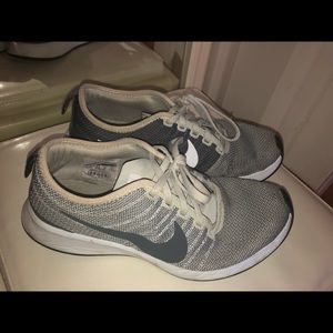 grey nike tennis shoes